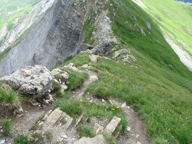 der Weg verläuft direkt auf dem Grat. Wer dies nicht mag, sollte diese Bergwanderung nicht durchführen