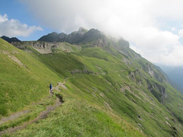 gut ersichtlich der schöne Höhenweg der uns zum Balmeregghorn bringen wird