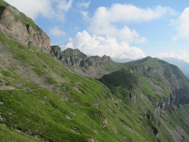 am Horizont taucht der Balmeregghorn auf