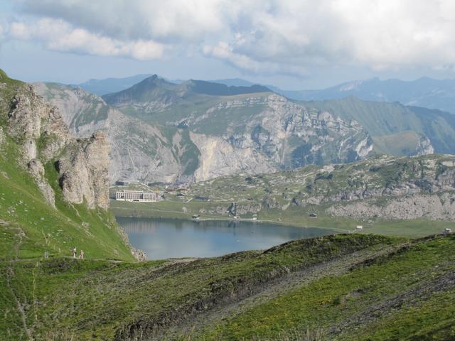 links von uns taucht der Melchsee auf