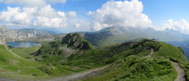 schönes Breitbildfoto vom Balmeregghorn aus gesehen. Links der Melchsee in der Mitte der Melchseestock