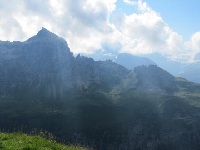 Blick auf der anderen Talseite zum Sätteli. Dort hinüber werden wir heute wandern