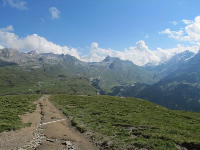 der einfache Wanderweg führt nun abwärts zum Tannensee