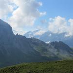 Blick auf der anderen Talseite zum Sätteli. Dorthin führt unsere Wanderung