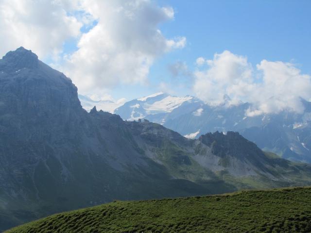 Blick auf der anderen Talseite zum Sätteli. Dorthin führt unsere Wanderung