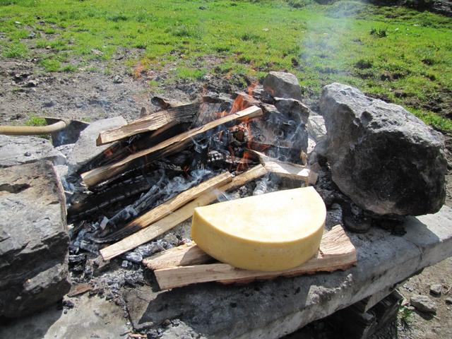 ein Bauer verkauft direkt neben dem Wanderweg Raclette