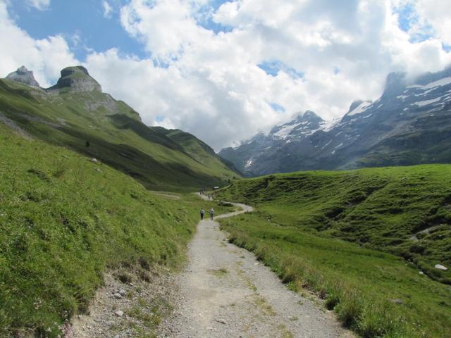 auf breitem Pfad geht unsere Wanderung weiter zur Engstlenalp