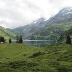 der Wanderweg führt am Engstlensee vorbei