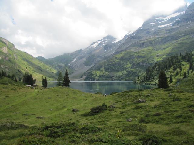 der Wanderweg führt am Engstlensee vorbei