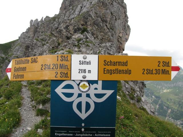 Wegweiser auf dem Sätteli 2116 m.ü.M.