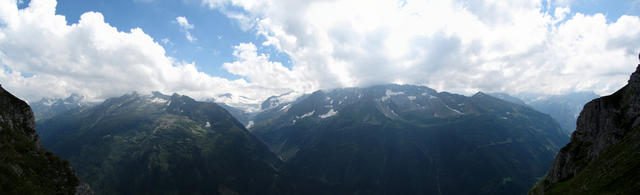 schönes Breitbildfoto vom Sätteli aus gesehen. In der Mitte der Triftgletscher