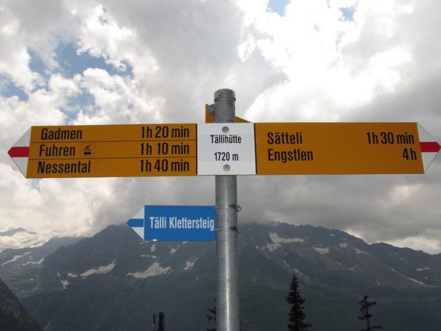 Wegweiser bei der Tällihütte 1720 m.ü.M.