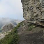 der Bergpfad führt direkt bei der steilen Felswand der Lobhörner vorbei