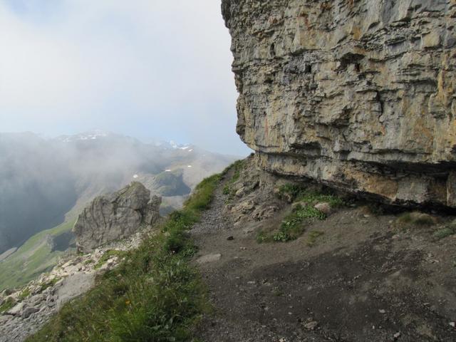 der Bergpfad führt direkt bei der steilen Felswand der Lobhörner vorbei