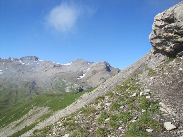 rechts neben dem Schneefeld, die Schwalmere unser Ziel