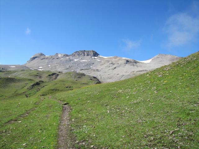 kurz nach Punkt 2373 m.ü.M. die tiefste Stelle zwischen den Lobhörner und der Schwalmere