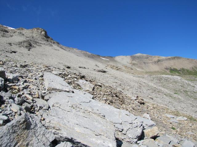 der Bergpfad ist nirgens ausgesetzt, führt aber über Geröll