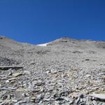 der Bergpfad ist nun nicht immer sichtbar und markiert. Der markante Sattel weist aber einem den Weg