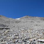 der Bergpfad ist nun nicht immer sichtbar und markiert. Der markante Sattel weist aber einem den Weg