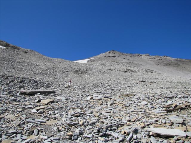 der Bergpfad ist nun nicht immer sichtbar und markiert. Der markante Sattel weist aber einem den Weg