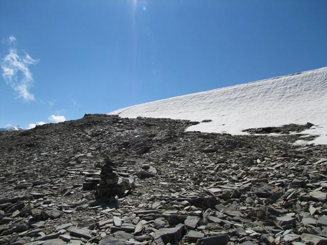 die Schneewächte ist extrem steil und Pickelhart. Wir müssen sie links umgehen