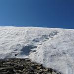 eine Spur durch den steinharten Altschnee erleichtert einem den Aufstieg