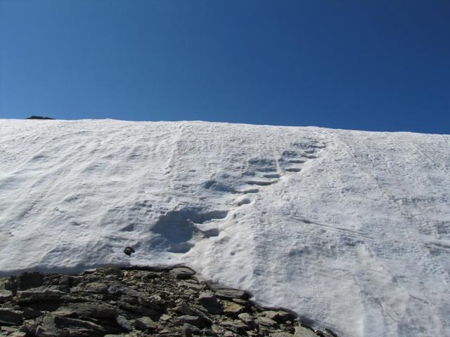 eine Spur durch den steinharten Altschnee erleichtert einem den Aufstieg