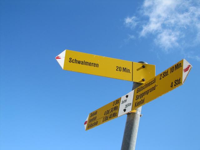 Wegweiser auf dem Sattel 2674 m.ü.M.