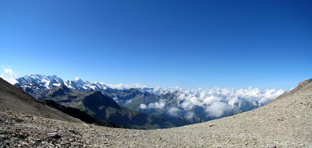 sehr schönes Breitbilfoto aufgenommen auf dem Sattel mit Blick zur Blüemlisalpgruppe