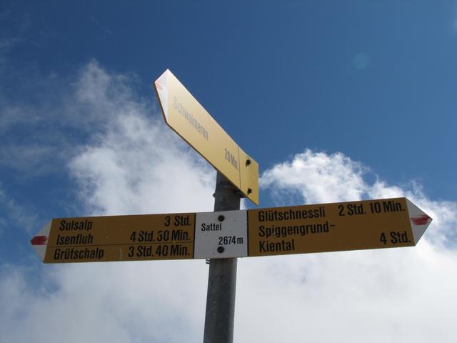 Wegweiser auf dem Sattel 2674 m.ü.M.