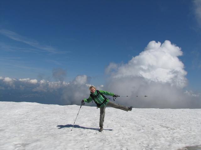 Mäusi auf der Schneewächte auf dem Sattel