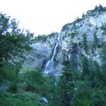 am kleinen Wasserfall, der den Abluss des Flueseeli bildet vorbei...