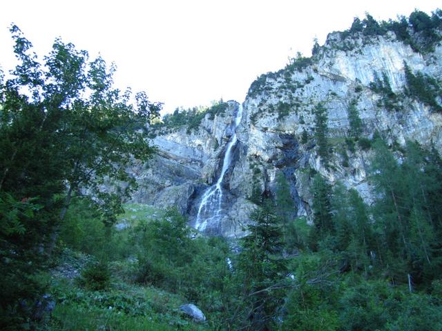 am kleinen Wasserfall, der den Abluss des Flueseeli bildet vorbei...