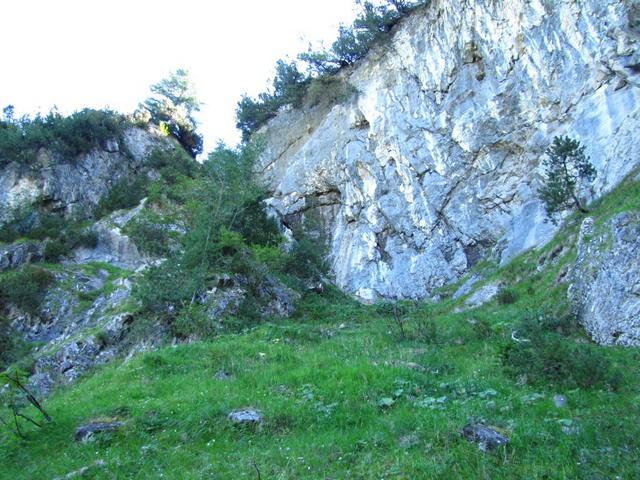 duch diesen kleinen Einschnitt führt der Wanderweg hindurch