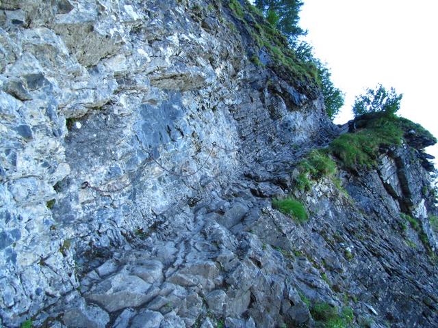 hier ist der Bergweg steil, schmal und ausgesetzt aber mit Ketten gesichert