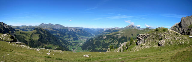 sehr schönes Breitbildfoto vom Flueseeli aus gesehen ins schöne Simmental