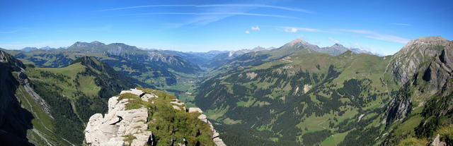 sehr schönes Breitbildfoto vom Flueseehöri aus gesehen, mit Blick Richtung Lenk und das Simmental