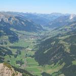 vom Flueseehöri geniesst man einen wunderbaren Tiefblick auf den weiten Talboden von Lenk