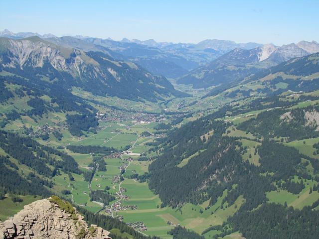 vom Flueseehöri geniesst man einen wunderbaren Tiefblick auf den weiten Talboden von Lenk