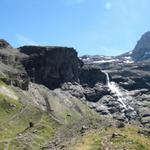 der Bergweg führt einem nun links am Wasserfall vorbei und auf einer Seitenmoräne aufwärts