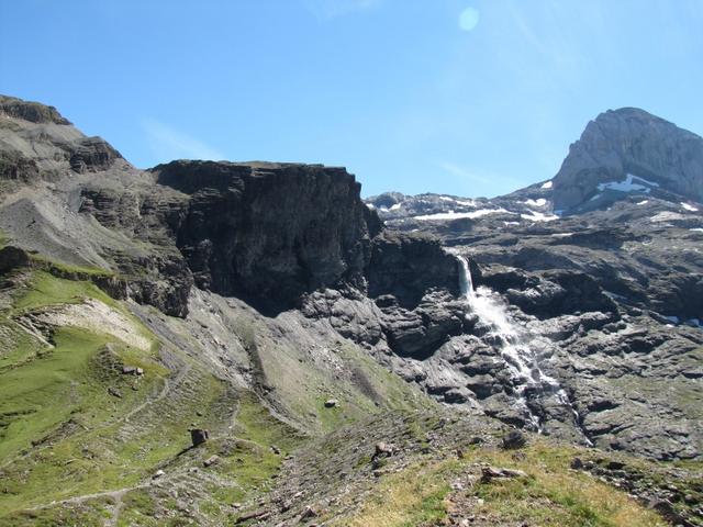 der Bergweg führt einem nun links am Wasserfall vorbei und auf einer Seitenmoräne aufwärts