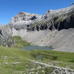 links von uns der kleine Bergsee und dahinter der Flueseeli. Was für eine idyllische Mulde