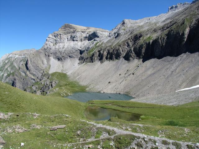 links von uns der kleine Bergsee und dahinter der Flueseeli. Was für eine idyllische Mulde