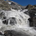 mit ohrenbetäubenden Lärm fällt vom Rezligletscher das Gletscherwassser in den Rezligletschersee