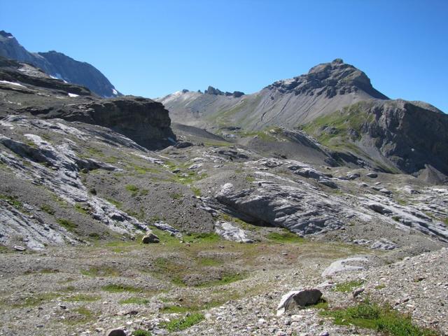 über kupiertes Gelände geht die Wanderung weiter