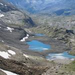 Tiefblick zu den Rawilseeleni. Dort hinunter führt uns nun der Bergweg