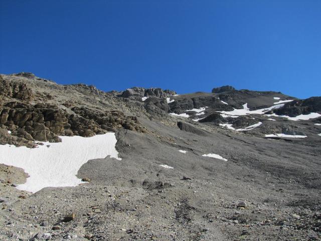 links abbiegend bei Punkt 2490 m.ü.M. nehmen wir nun den Gegenanstieg unter die Füsse