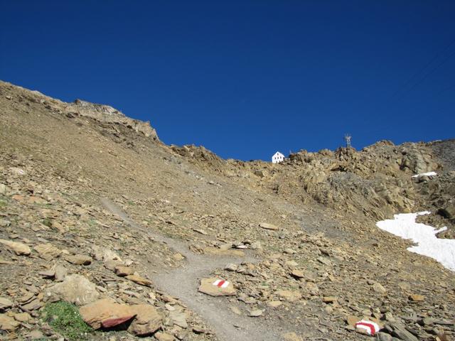 erst unmittelbar vor der Ankunft tauchen auf einem Felsvorsprung die Hütten auf
