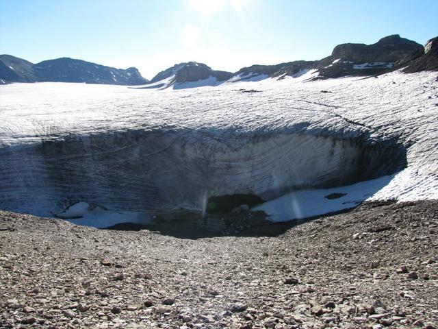 wir sind links um den Pointe de Vatseret gewandert, so sind wir näher am Gletscher