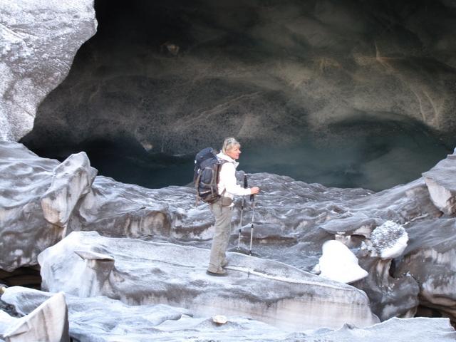 wir befinden uns nun direkt vor dem Gletschertor. Unter uns rauscht das Gletscherwasser vorbei